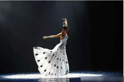 杨丽萍|杨丽萍与男徒弟跳孔雀舞，过于投入肢体接触太亲密，让观众难为情