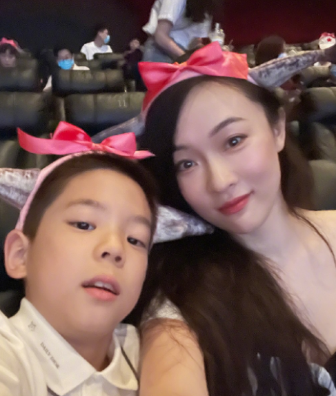 杨幂|霍思燕深夜抱小狗聚餐！走路直接夹在怀里，手上拎名牌包贵气十足