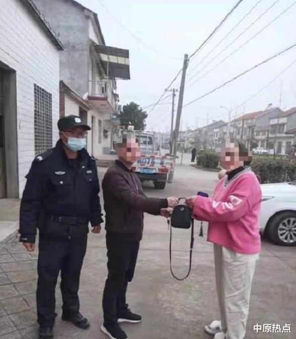 中原热点 群众车上捡到钱包 民警及时帮寻失主