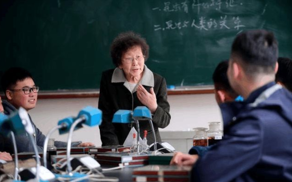 糯妈育儿经|教师将实行“劳动年龄制”？对年轻教师更有利，发展前景非常好