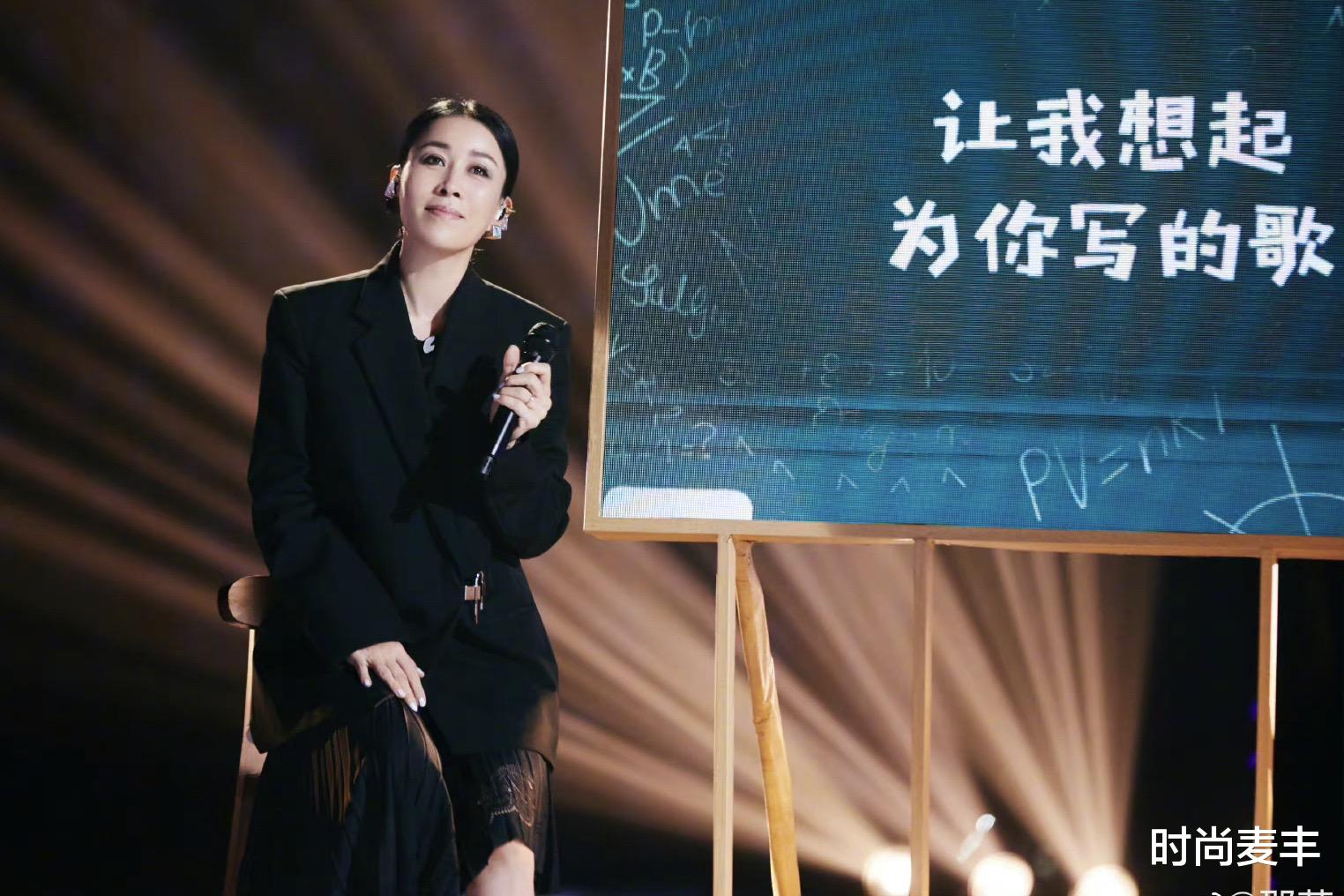 时尚麦丰|53岁的那英再次登《好声音》，黑色西装拍黑色网纱裙，干练帅气