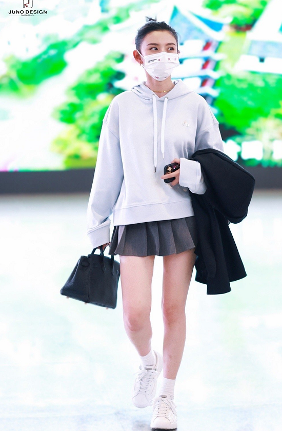 全球时尚风行|宋祖儿终于摆脱“小张柏芝”！穿奶奶衫不显老气，露出了小蛮腰太抢镜