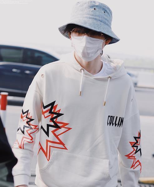 何炅|王俊凯宋亚轩结伴回公司，同框说笑画面超甜，互穿对方衣服？