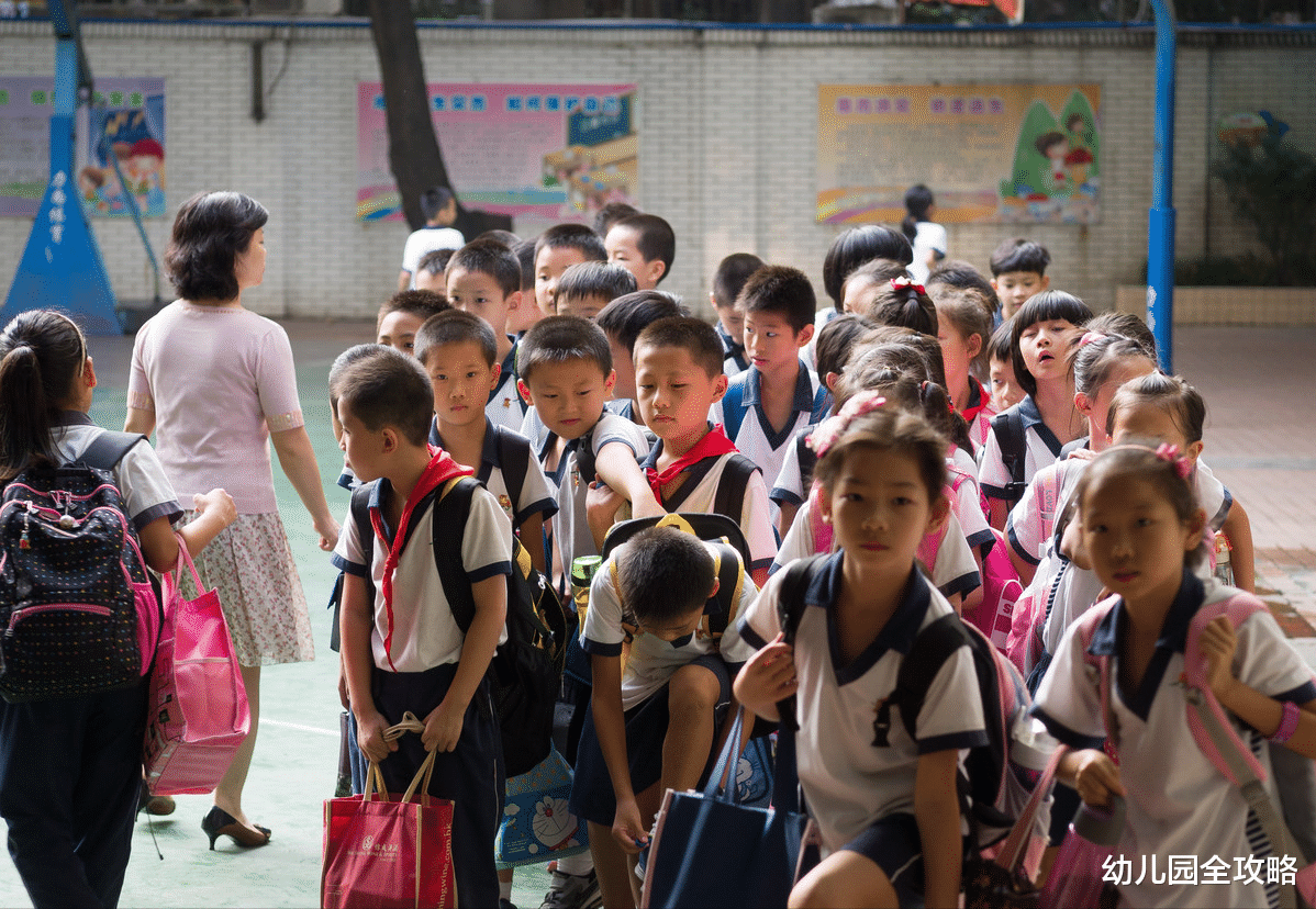 幼儿园全攻略|中小学放学再延两小时，孩子接送问题就解决了？新的问题又出现了