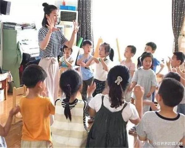 小豆爸爸的育儿经 “老师”在孩子手背上画图案，女儿乐在其中，妈妈却毫不犹豫报警