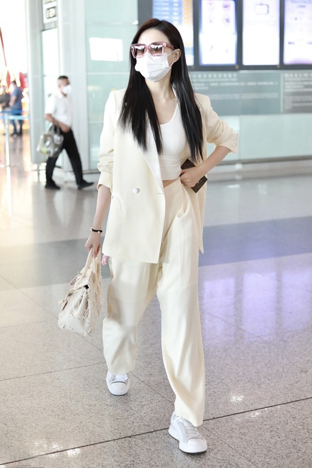 大表姐的时尚圈|徐璐又来“秀身材”了,紧身背心这样穿够时髦,完美打造大长腿