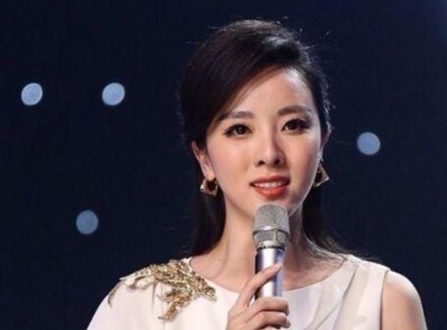 央视|央视最性感的女主持，被上级“警告”三次，网友：比董卿还美！
