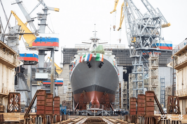 印度|用3块布条冒充国旗，印度新舰在俄罗斯下水，也太抠了