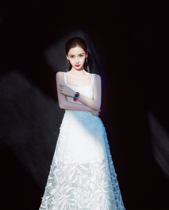 Angelababy|杨颖 精致立体的五官， 烈焰红唇，真的很漂亮
