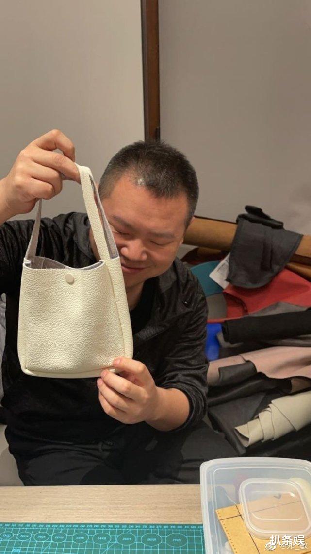 岳云鹏|岳云鹏嫌买包贵亲自给老婆做，连做五个包，买的材料被侃能开工厂