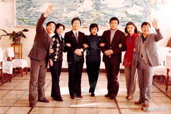 少海正在讲 难得一见！37年前央视春晚主持人合影曝光，模样青涩纯朴喜庆