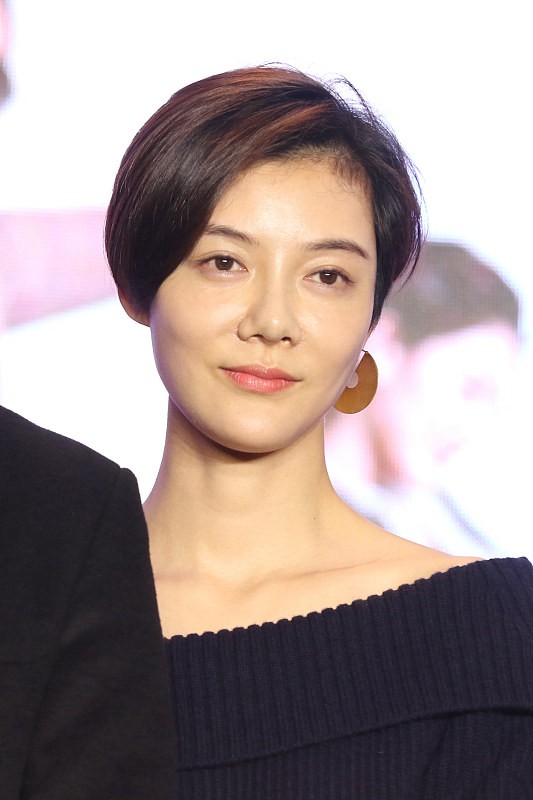 陈红|年近40的车晓“怼脸拍”还很嫩，简约穿搭显成熟，但眼神有点疲惫