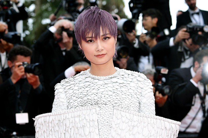 BiuVogue|李宇春为了火太拼了,在外国红毯上穿的很奇怪,像个天使一样