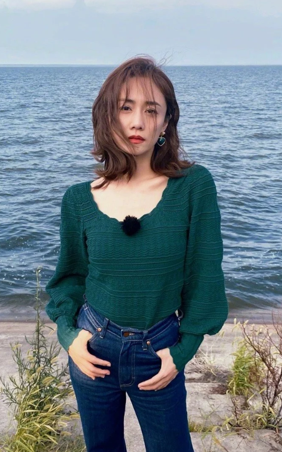 大时尚大观点|刘芸太给郑钧长脸,穿绿色针织衫拍海边大片,当妈了还像小姑娘