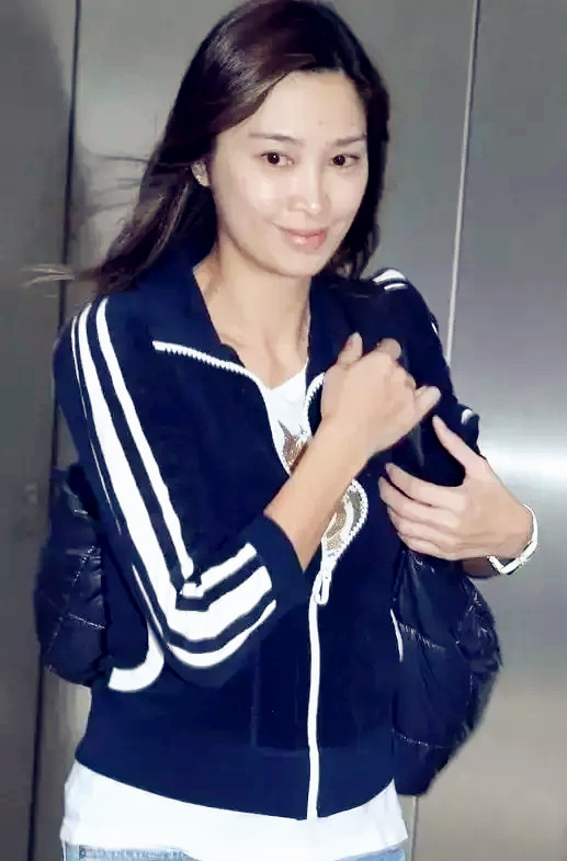 全球时尚号 歌王李克勤老婆真低调,穿运动外套出街,素颜依旧有港姐风采