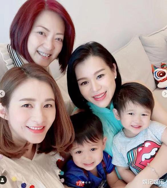 胡杏儿|胡杏儿官宣生子：是的，又是男孩！三胎儿子首曝光，皮肤粉嫩超萌