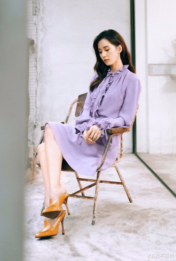 刘诗诗|刘诗诗秀初春穿搭，穿菱纹毛衣还配条“奶奶裤”，却一点不显老气