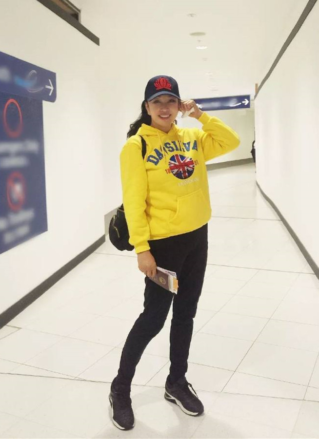 全球时尚号 刘晓庆精神状态真好，穿运动卫衣走元气少女风，破洞牛仔挺时髦