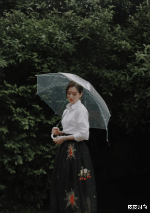 郝蕾|初秋季节跟刘诗诗学穿搭，展现时髦的摩登气质