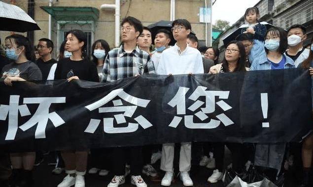吴妈厨房 袁隆平雕像前布满花海！袁老遗体已经送往殡仪馆，市民围满整个长沙城！