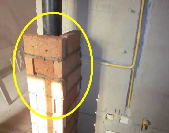老年小妙招|头一次见红砖这样包下水管，太聪明了，好看隔音又能当收纳用