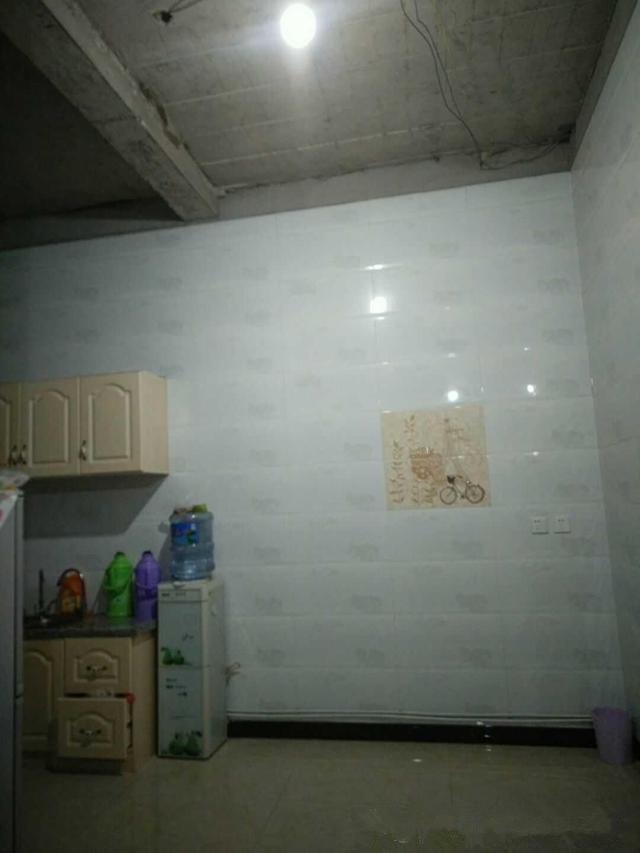 摩天大楼|农村堂哥死要面子，新房外表富丽堂皇，一家人却住着毛坯房