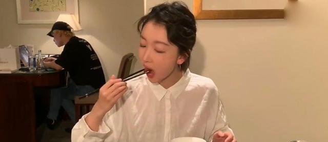 穿衣搭配|“鬼马精灵”周冬雨，体重常年88斤，表示想要维持就需自律