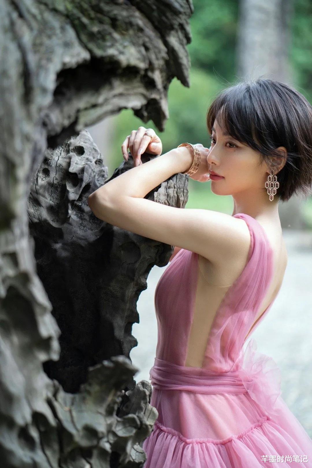 运动裤|33岁张嘉倪少女心爆棚，小马尾穿彩色运动裤，瞬间回归校园青春感