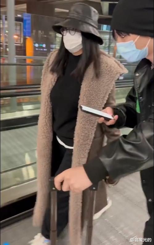 李湘|李湘现身机场,身旁小鲜肉男友引人注目,两人站在一起像是一对母子