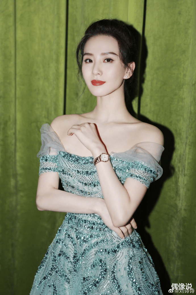 刘诗诗|辣妈刘诗诗晒迪士尼游玩照，穿粉色短袖戴可爱发饰，包包也很少女心