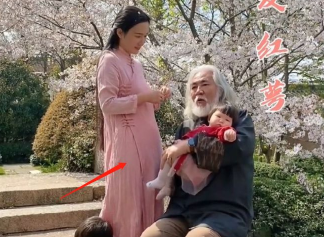 张纪中|张纪中娇妻又怀孕？一家出游小腹凸出明显，生活方式备受质疑