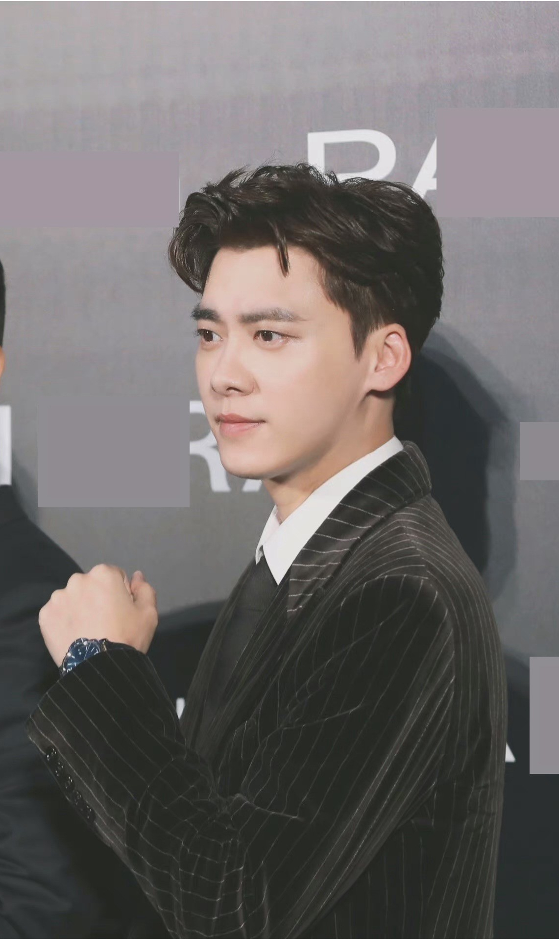 王嘉尔|李易峰、杨洋、王一博、王嘉尔、龚俊同穿黑西装，你最馋谁？