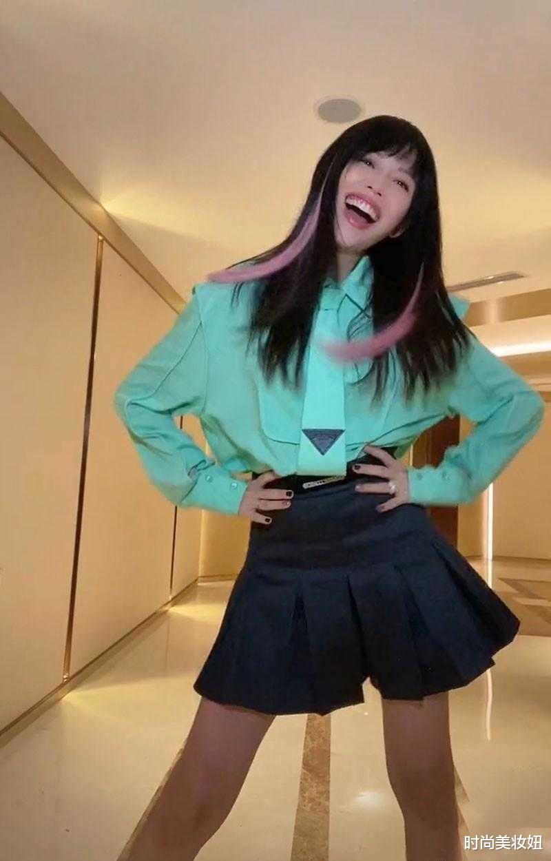 时尚美妆妞|蔡少芬这回风格大变，挑染了紫色头发配女团风，48岁仍穿出少女范