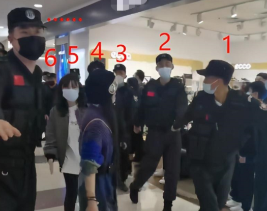 陈建斌|影帝陈建斌廖凡进服装店，来回瞎逛不消费，网友以为俩大爷蹭空调