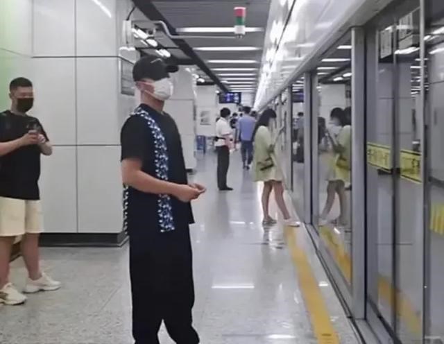 43歲李晨在上海坐地鐵無人識，略顯尷尬！-圖2