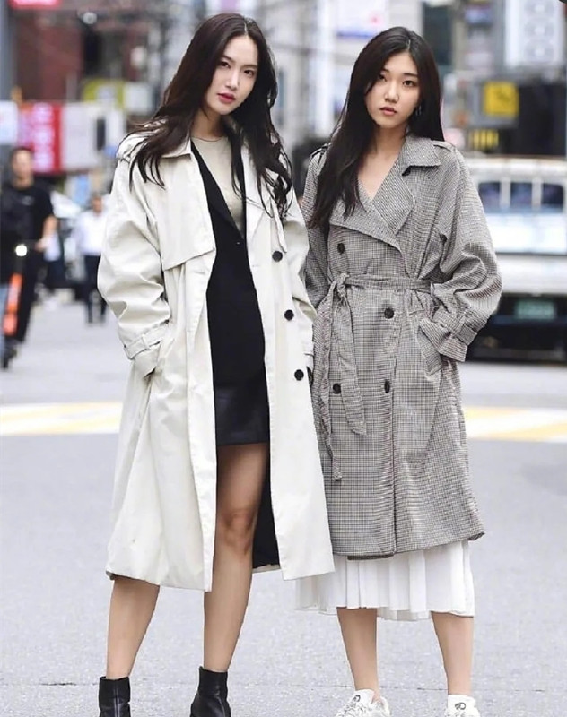 黑白配 韩国女孩穿黑白配上街，没想到却稳赚回头率，换你敢穿这么素吗