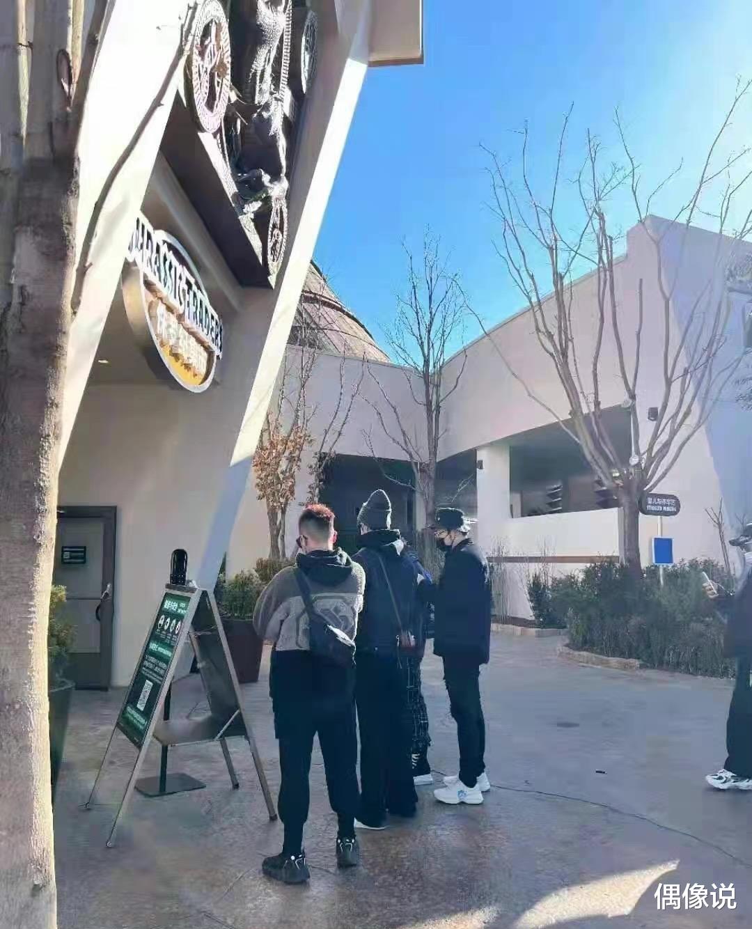 肖战|环球影城偶遇肖战，拿着相机边走边拍，被认出后微笑回应，有礼貌