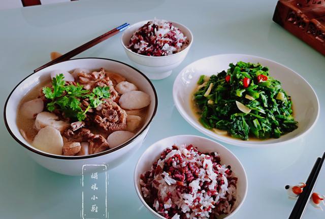 袁建明聊育儿|这菜以前农村用来喂猪，现在看到就买，5分钟成菜上桌，香辣鲜嫩