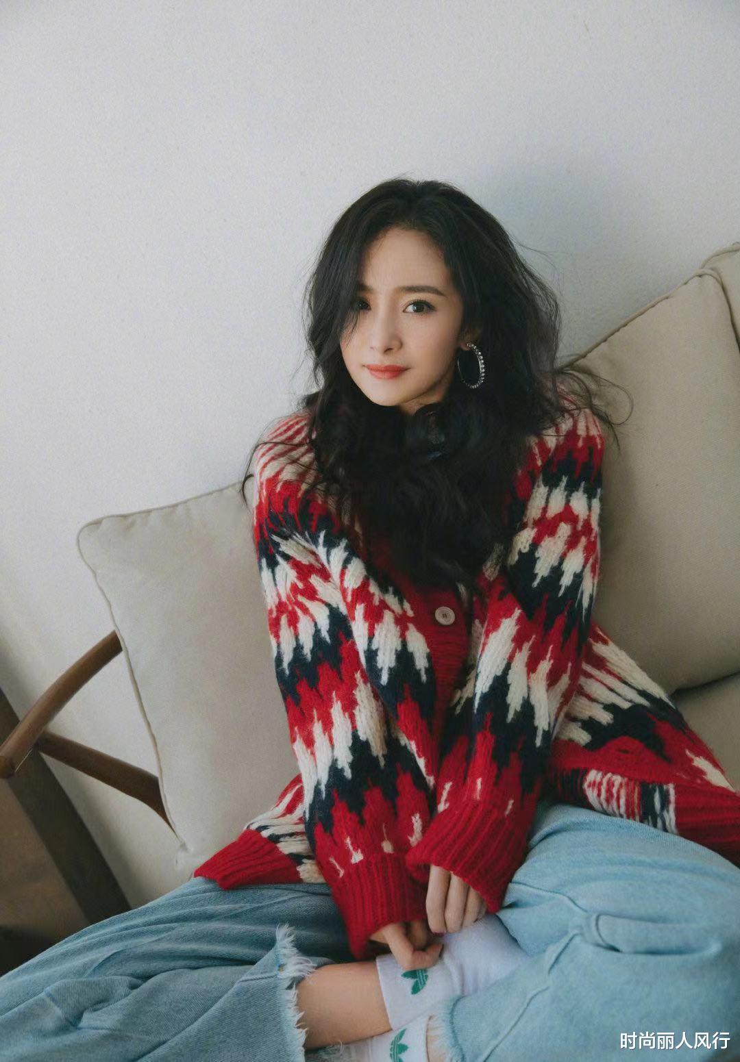 杨幂|杨幂时隔6年再穿婚纱! 踩球鞋提裙摆脚踝纤细，样子像极小说女主