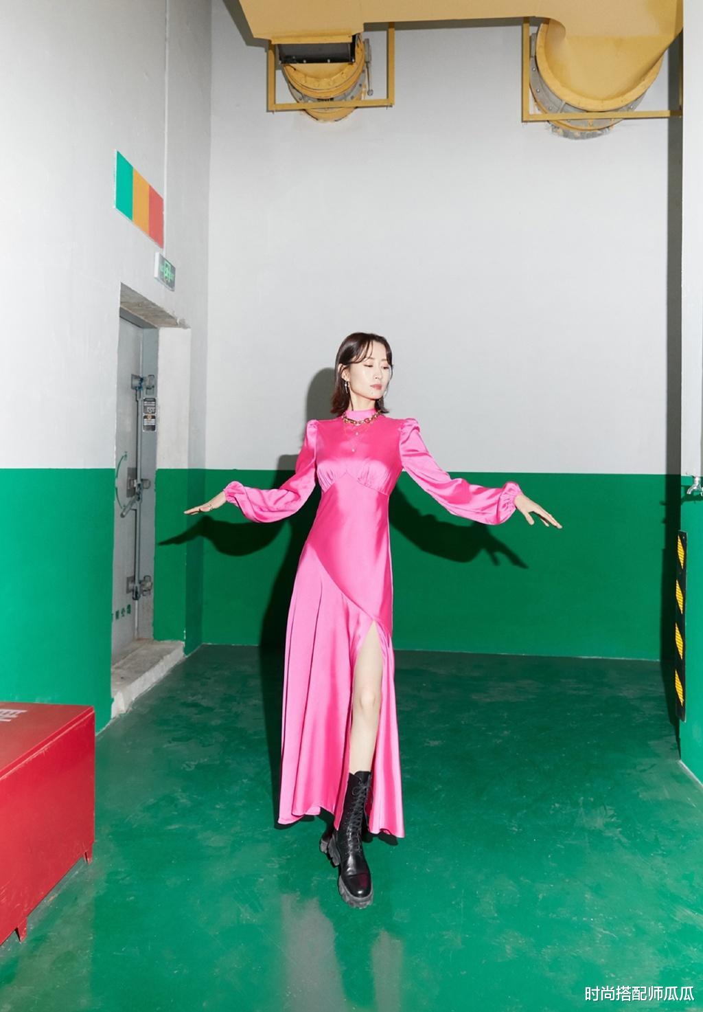 花生|?刘敏涛躲过了中年油腻，45岁穿吊带裙真够自信，长腿纤细没半点缩水