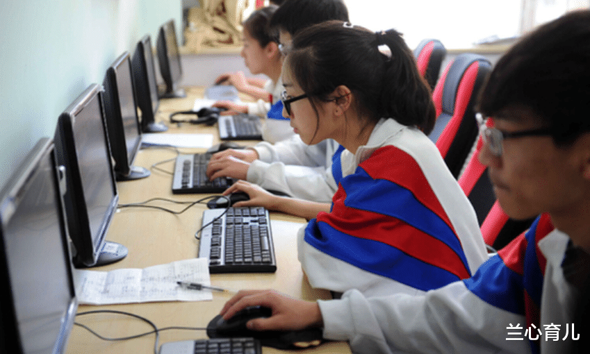 兰心育儿|资助的贫困女孩，高考只考了392分，该劝孩子复读一年吗？