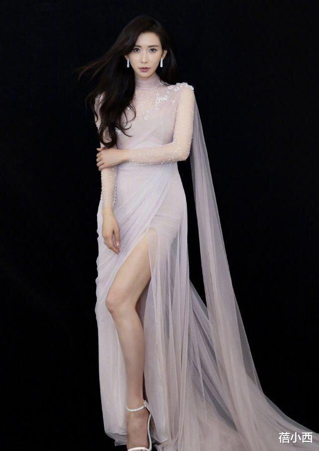 林志玲|日本媳妇林志玲的尺度缩小了，穿旗袍式短裙亮相，不露反而更性感