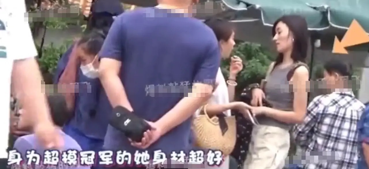 李亚鹏|李亚鹏带小19岁女友逛夜市，两人同框似父女，超模女友纤细腿抢镜