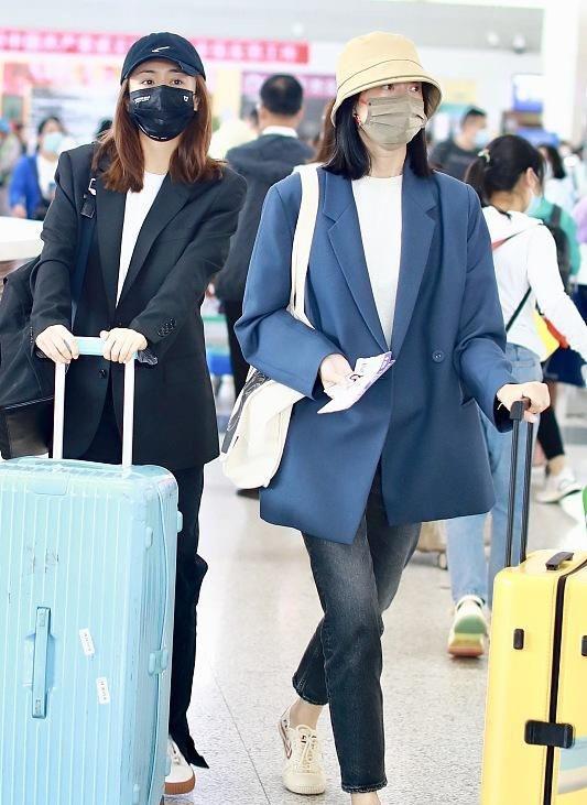 方脸妹说时尚|朱亚文妻子罕露面！穿西装戴帽打扮时髦，科班出身在家带娃太可惜