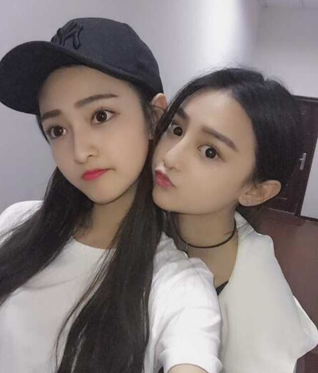 关晓彤|关晓彤自称全宿舍最丑，本以为是谦虚，当看到她们合影后：我信了