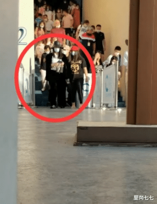 李湘|李湘母女三亚度假，11岁诗龄胖出新高度，体重直追妈妈走路霸气