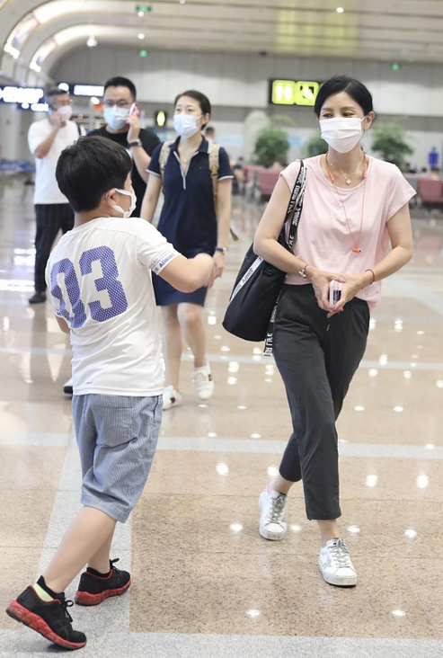 潮流前沿|胡可妈妈当得真称职！穿着简单朴素似路人，10岁安吉养得又高又壮