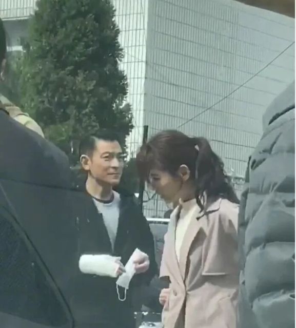 胡歌|刘德华刘涛拍戏被偶遇？刘涛造型像路人，华仔不用替身获赞