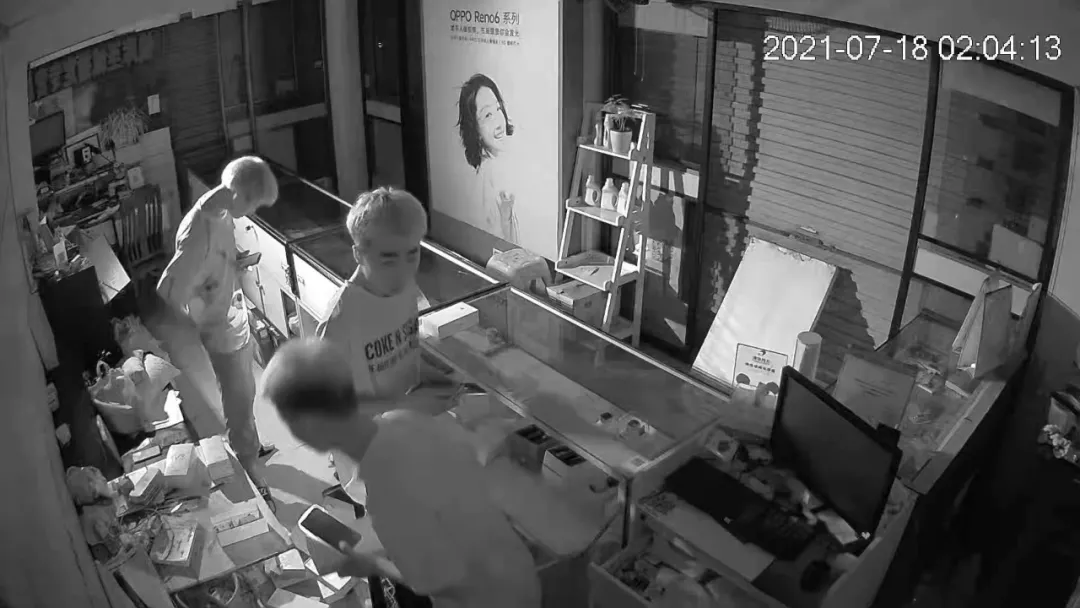 监控视频 温州多个店铺遭殃，这几人被拍下