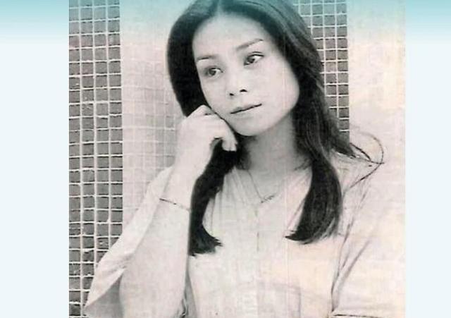 吴孟达|吴孟达遗孀侯燕珊与儿子同车离开灵堂，母子俩神情哀痛令人心酸